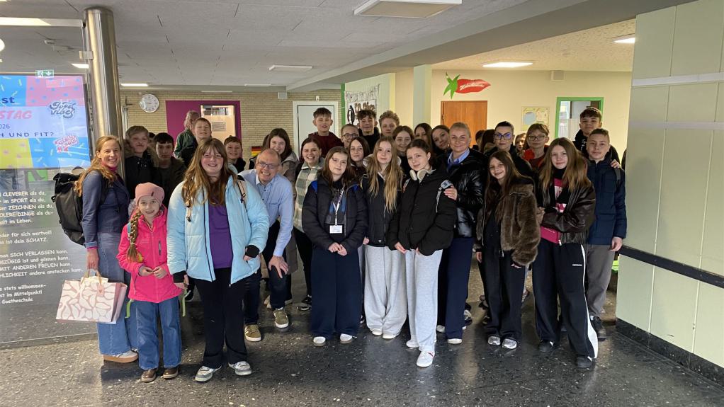 Schüler*innen im Foyer der Goetheschule