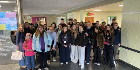 Schüler*innen im Foyer der Goetheschule