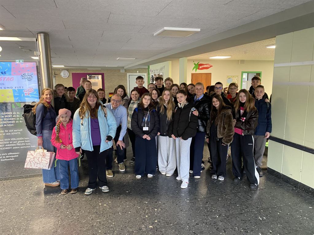 Schüler*innen im Foyer der Goetheschule