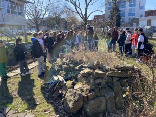 Schüler*innen auf dem Außengelände der Goetheschule