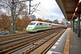 Ein ICE fährt am Nachbargleis eines Bahnsteig vorbei, an dem gerade eine S-Bahn einfährt