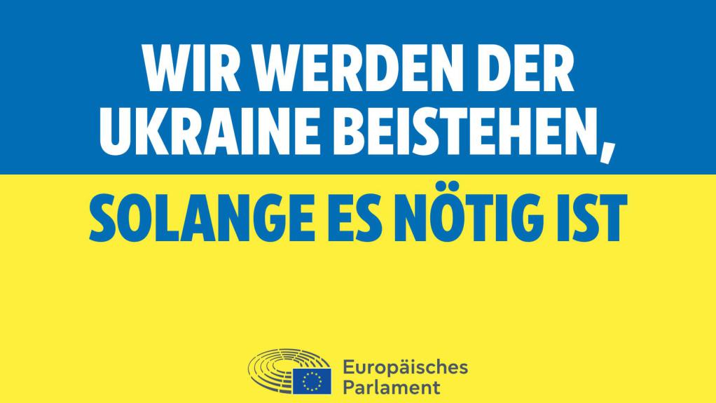 Die Flagge der Ukraine mit dem Satz "Wir werden der Ukraine beistehen, solange es nötig ist"