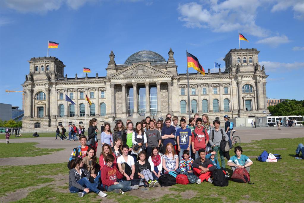 HAG-Schüler posieren vor dem Berliner Reichstagsgebäude