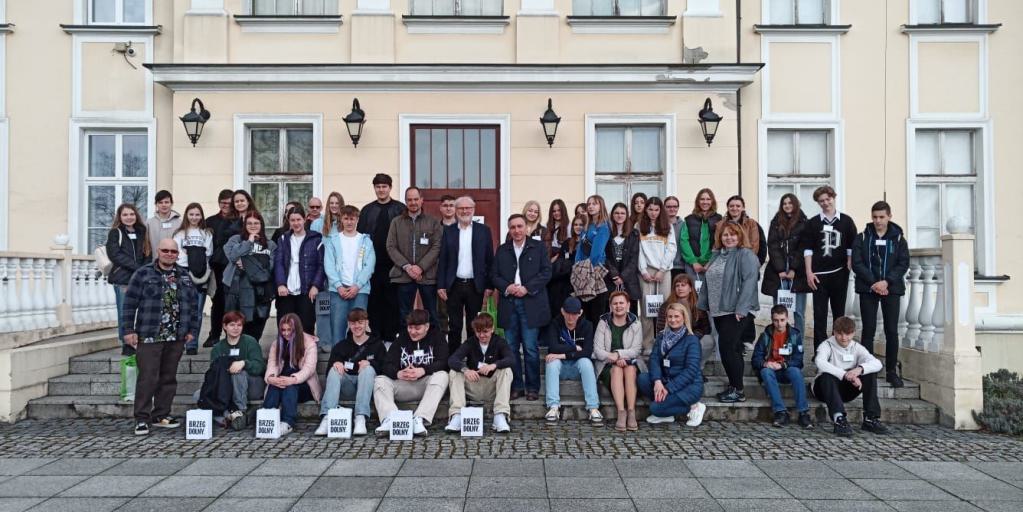 Gruppenfoto am Rathaus Brzeg Dolny