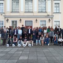 Gruppenfoto am Rathaus Brzeg Dolny