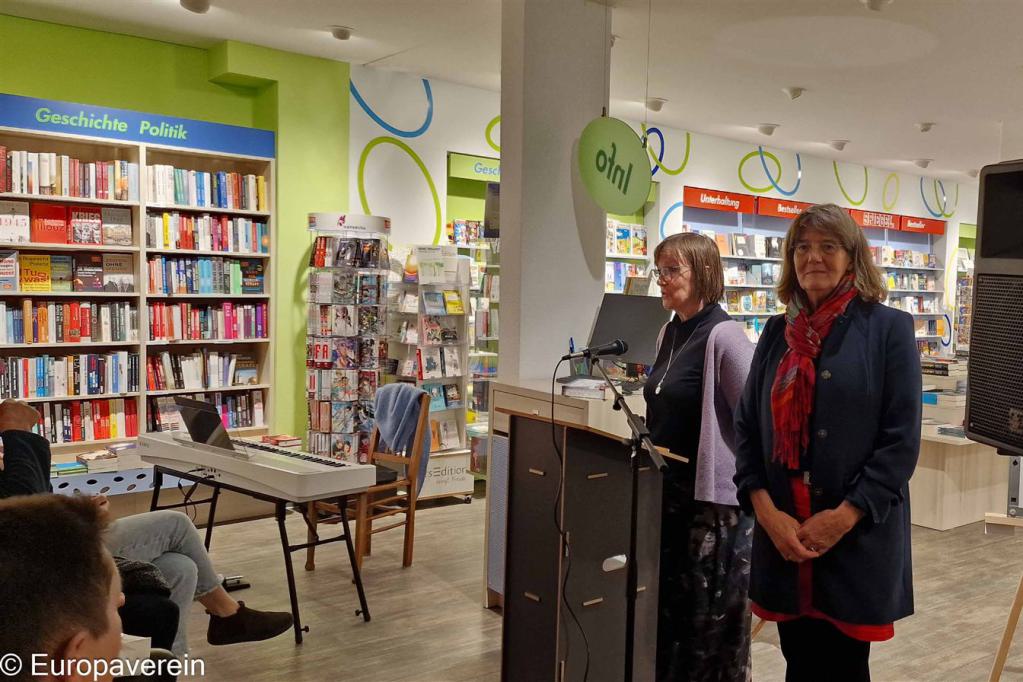 Karin Dörner vom Bücherhaus und Andrea Kunkel vom Europaverein begrüßen die Gäste bei der Lesung