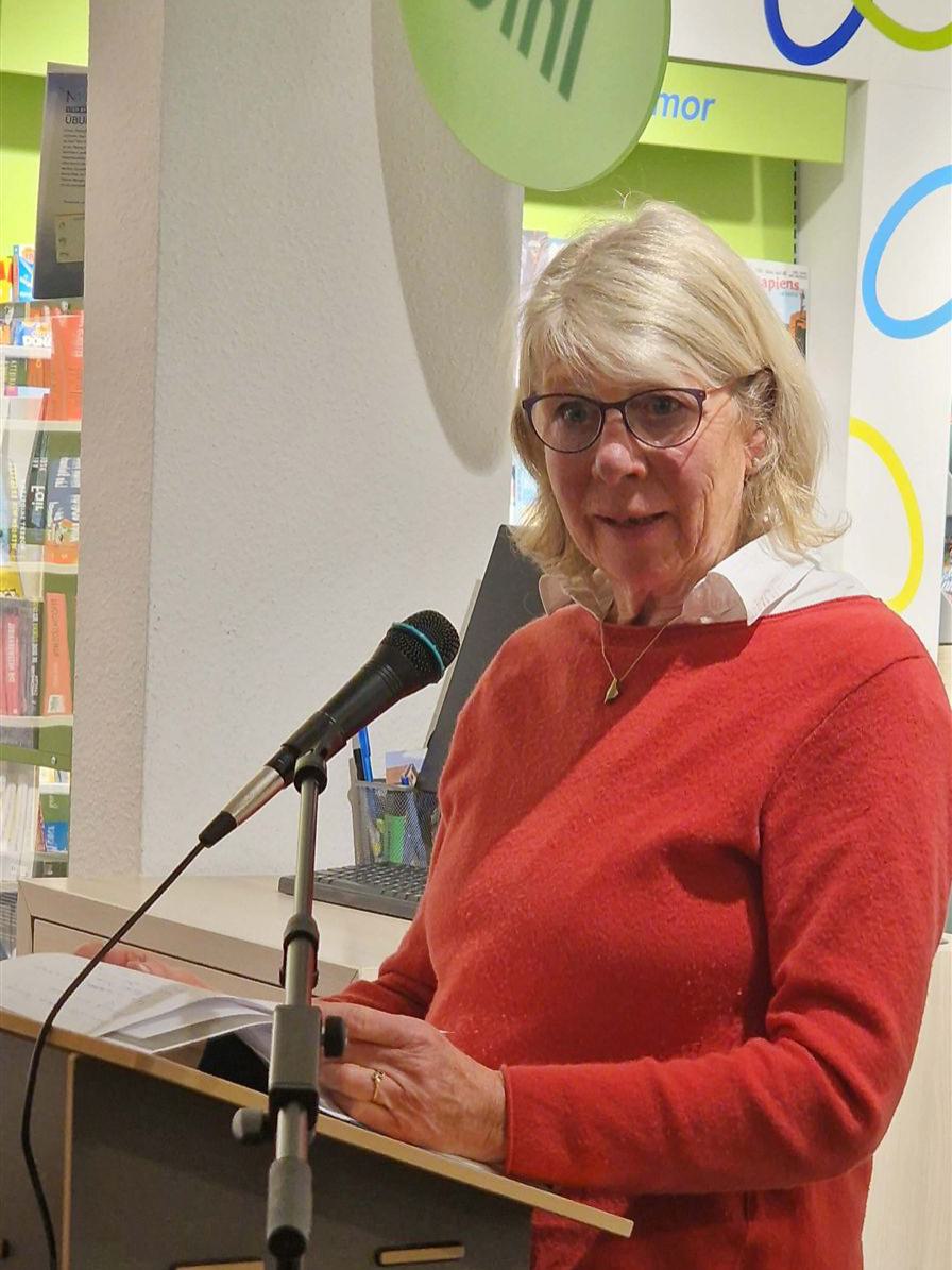 Regine Köhler am Rednerpult liest Gedichte und Geschichten von Joachim Ringelnatz