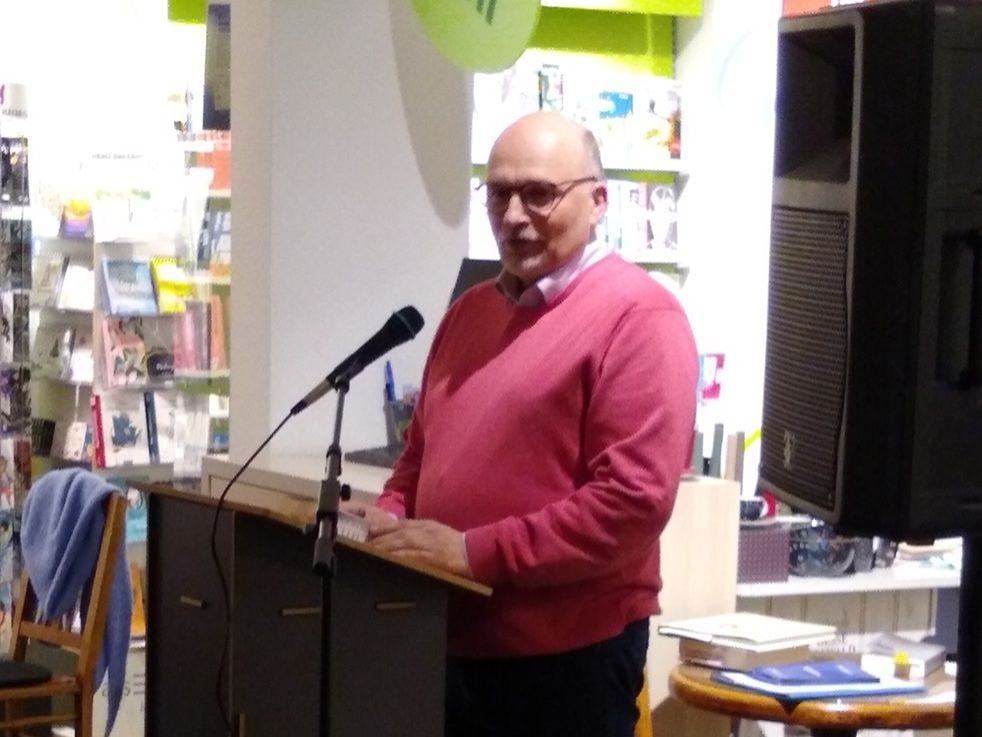 Andreas Brinkmannam Rednerpult liest aus "Nächte des Schweigens" von Michel Bussi