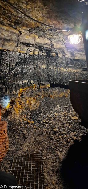 Das Kohleflöz im Klosterstollen an einer alten Abbaustelle im Stollen des Besucherbergwerks