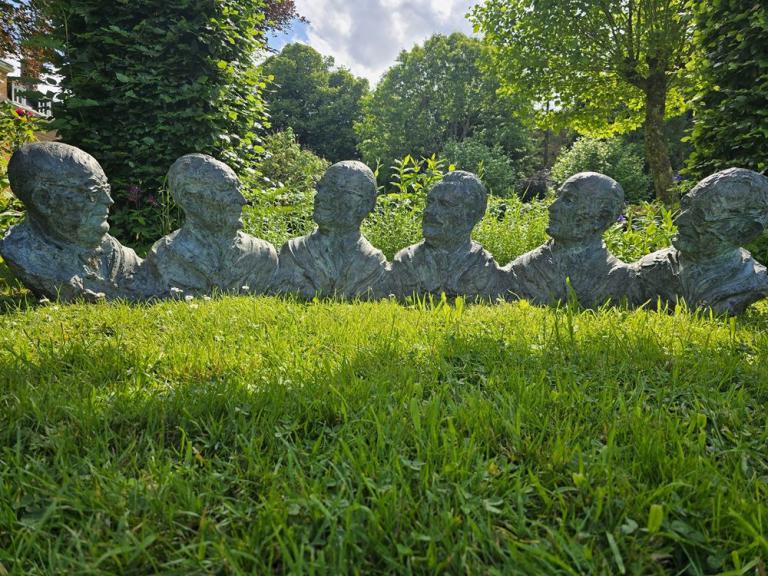 Skulpturen der Köpfe von Paul-Henri Spaak, Konrad Adenauer, Robert Schuman, Joseph Bech, Jean Monnet und Alcide de Gasperi