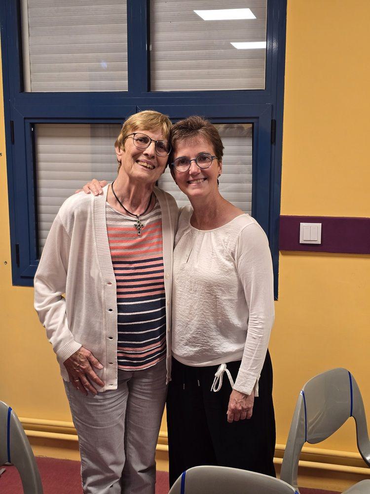 Zwei Frauen schauen in die Kamera