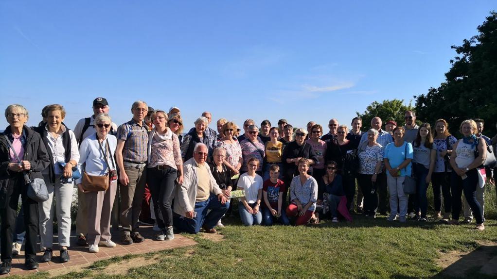 Ein Gruppenfoto mit Besuchern aus Barsinghausen und Gastgebern aus Mont-Saint-Aignan auf einer Anhöhe