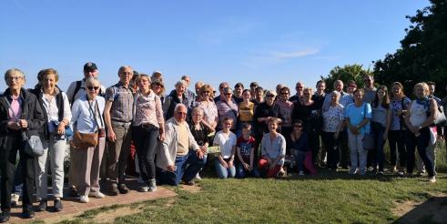 Ein Gruppenfoto mit Besuchern aus Barsinghausen und Gastgebern aus Mont-Saint-Aignan auf einer Anhöhe