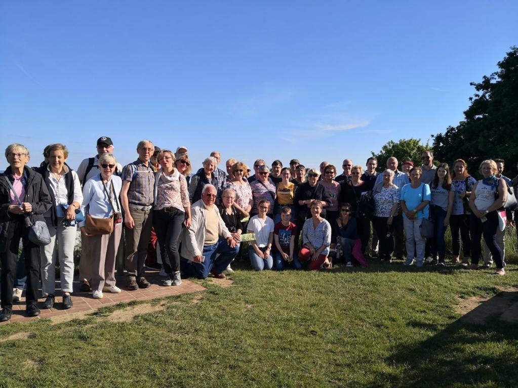 Ein Gruppenfoto mit Besuchern aus Barsinghausen und Gastgebern aus Mont-Saint-Aignan auf einer Anhöhe