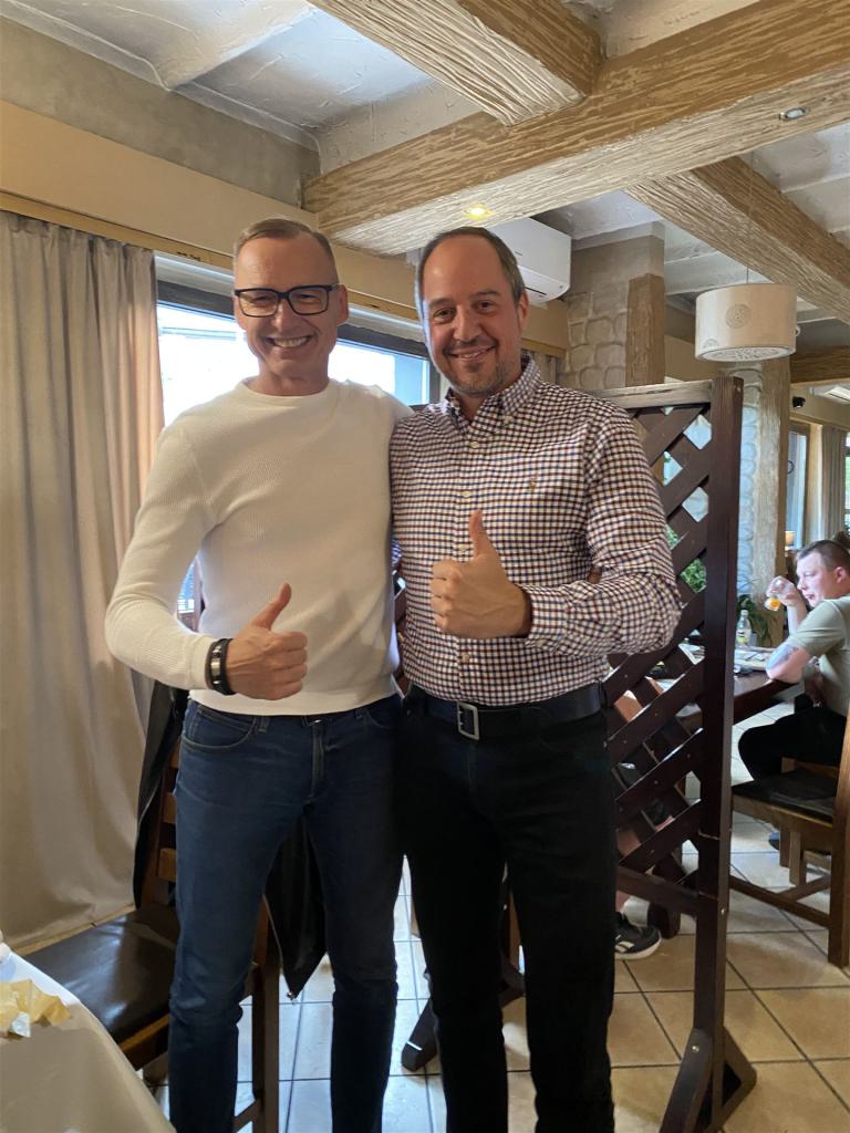 Das Foto zeigt von links Brzeg Dolnys Bürgermeister Ireneusz Fura und Thorsten Franz, Lehrer der Goetheschule