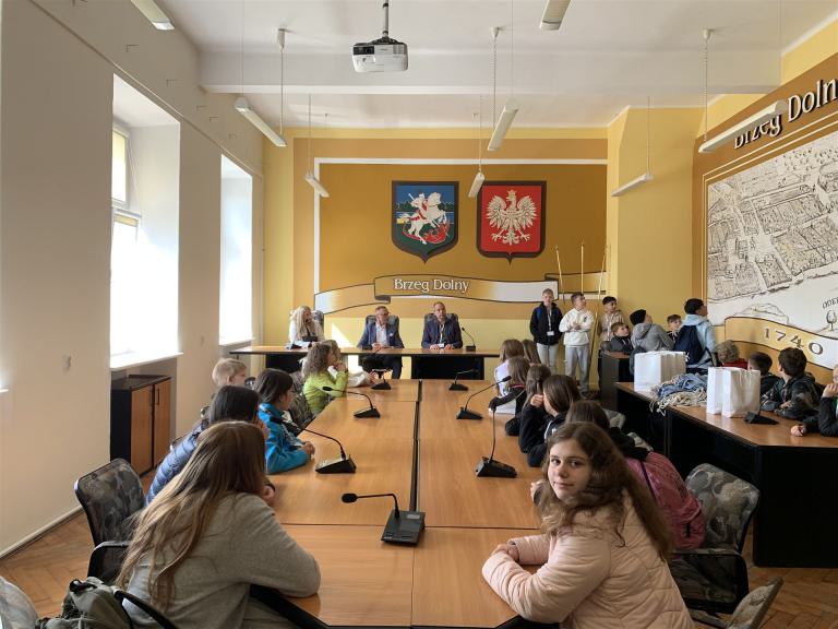 Die Gruppe wird im Rathaus von Brzeg Dolny vom Bürgermeister empfangen