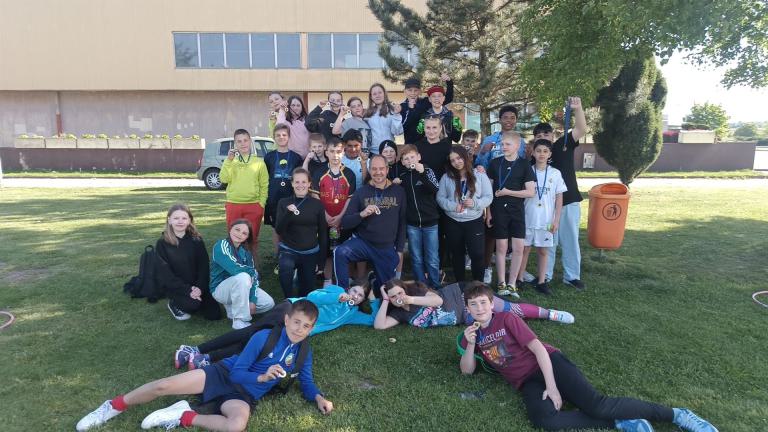 Das Foto zeigt ein Gruppenbild der deutschen und polnischen Schülerinnen und Schüler