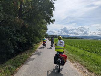 Fahrradfahrende unterwegs in der Feldmark