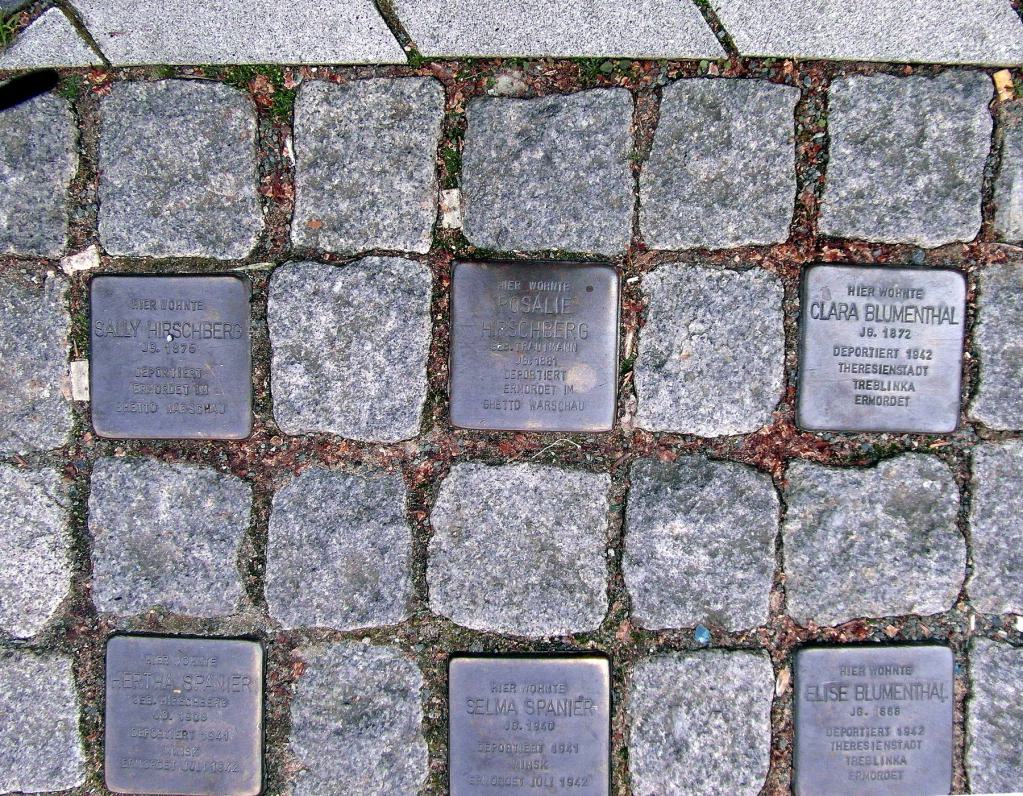 Foto von Stolpersteinen, die im Stadtgebiet Barsinghausen in der Straße verlegt sind