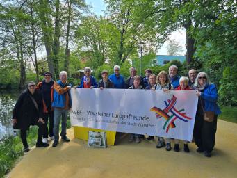 Gruppenfoto am Ziegenteich. Die Gäste halten ein Transparent mit dem Vereinslogo
