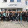 Eine Gruppe Jugendlicher posiert vor dem Rathaus Barsinghausen