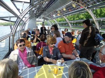 Foto der Gruppe aus Gastgebern und Gästen aus MSA an Bord der Solarflotte auf dem Maschsee