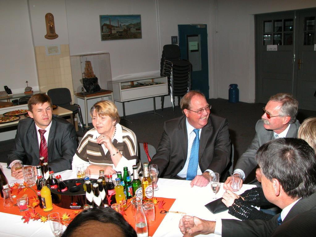 Die Bürgermeister Barsinghausens und Kovel sitzen am Tisch und unterhalten sich