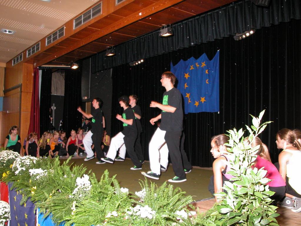 Tag der Städtepartner, Tanzschule Wöbbekind performt auf der Bühne