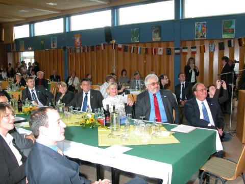 Tag der Städtepartner, die Bürgermeister der Städte sitzen am Tisch