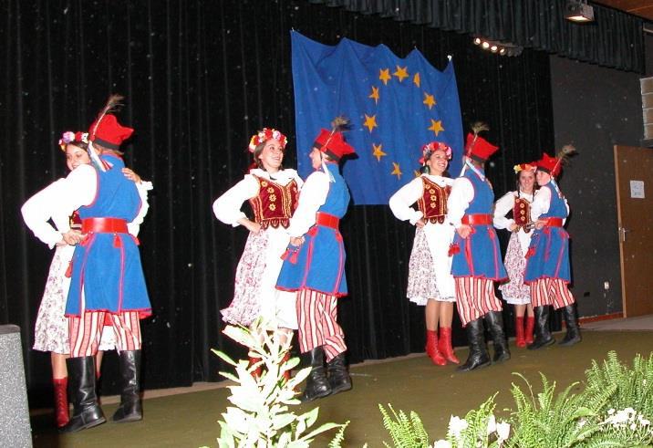 Tag der Städtepartner, eine Tanzgruppe aus Brzeg Dolny performt auf der Bühne