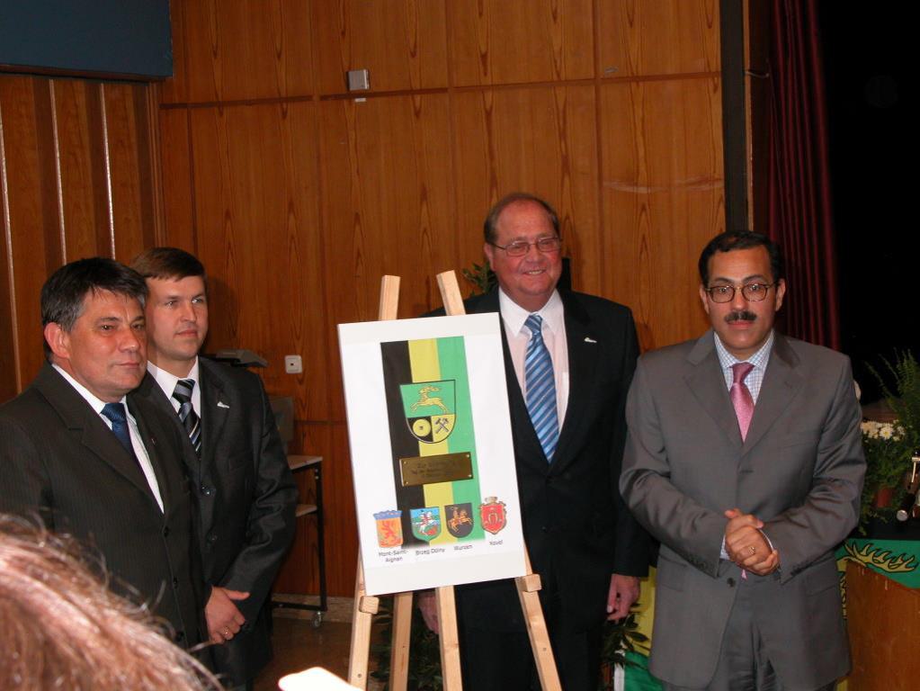 Tag der Städtepartner, die Bürgermeister der Partnerstädte präsentieren die Plakette