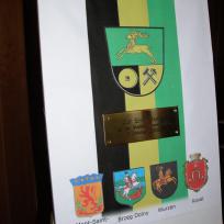 Eine Messing-Plakette zum Tag der Städtepartner auf einer Staffelei präsentiert