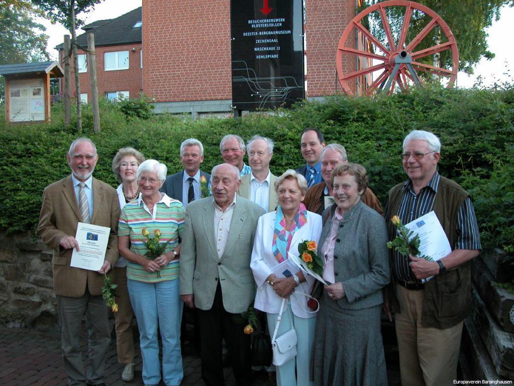 Ein Gruppenfot zeigt Mitglieder, die für ihre langjährige Mitgliedschaft im Verein geehrt wurden