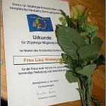 Ein Foto zeigt Blumen auf einer Urkunde für langjährige Mitgliedschaft