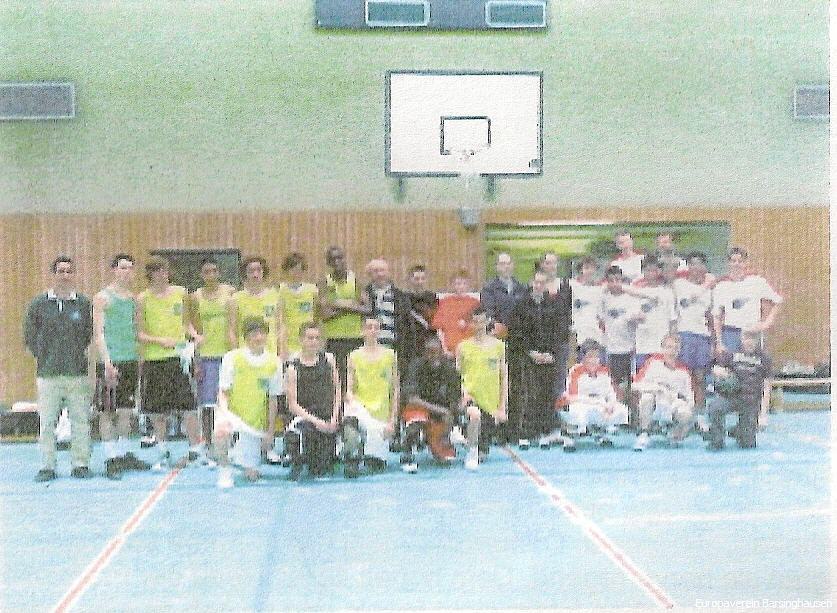 Basketballer aus Barsinghausen und Mont-Saint-Aignan in der Sporthalle
