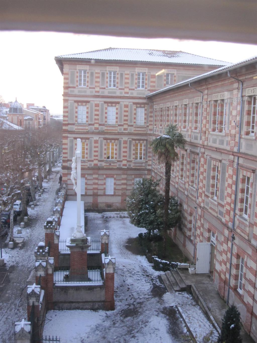 Blick auf den Eingang des Collège Sainte Marie im Schnee
