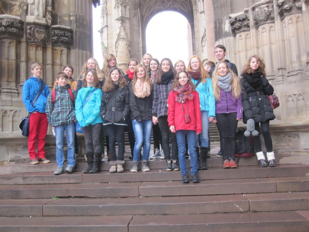 Die Schülerinnen und Schüler vor vor der Cathédrale Sainte Cécile in Albi