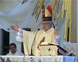 Das Foto zeigt einen Riester während der Predigt