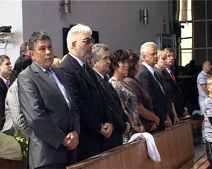 Das Foto zeigt Besucher während des Gottesdienstes beim Stadtfest Brzeg Dolny