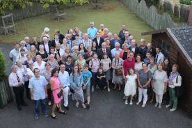 Ein Gruppenfoto aus der Vogelperspektive zeigt Teilnehmer*innen der Himmelfahrtsbegegnung 2019 in Mont-Saint-Aignan